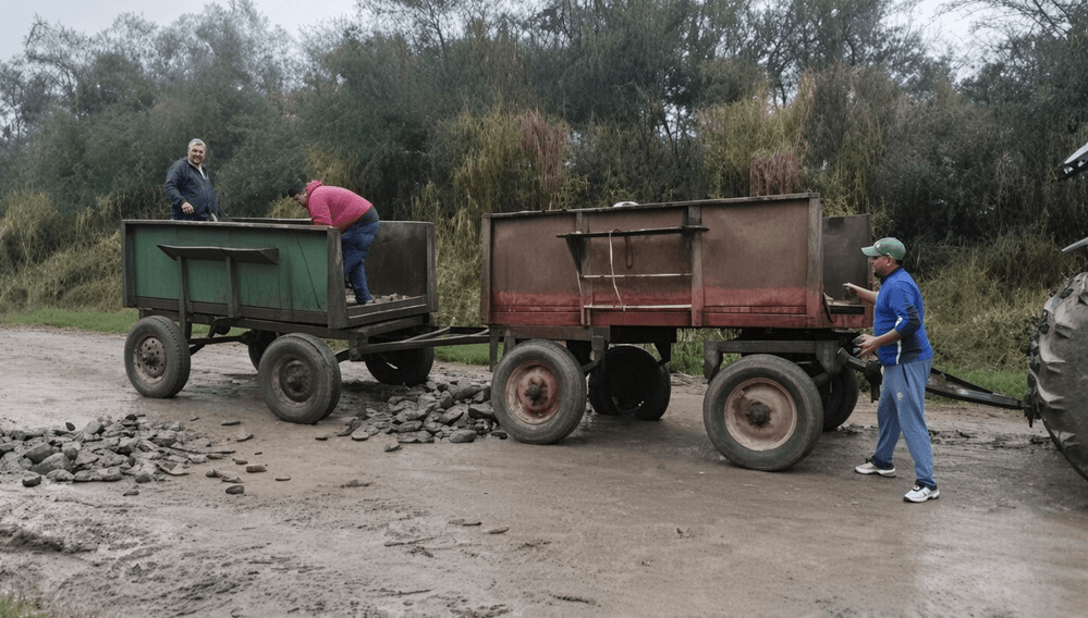 Vecinos de Simoca rellenan pozos por su cuenta ante el deterioro de los caminos en Atahona