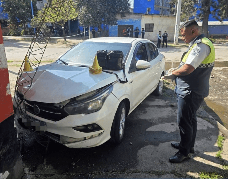 Persecución policial en La Bombilla: chocó contra una columna y encontraron un arma oculta en el auto