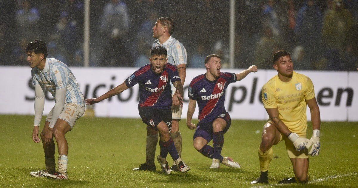 Con diez y bajo la lluvia, Atlético Tucumán cayó ante River en el final
