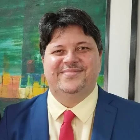 Migraciones le cerró la puerta a un periodista brasileño crítico de Milei: no podrá volver al país por cinco años